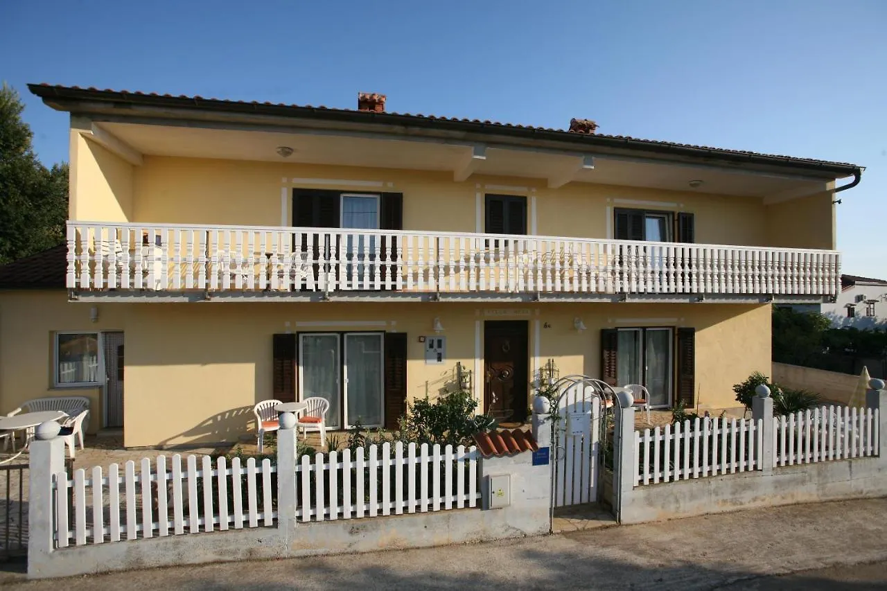 Apartments Villa Meri Ližnjan Maison d'hôtes